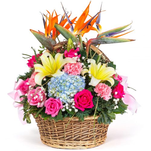 Цветочная композиция в корзине «Тропический бриз»